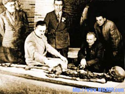 praw-kom-izuchaet-ostanki-tamerlana.jpg