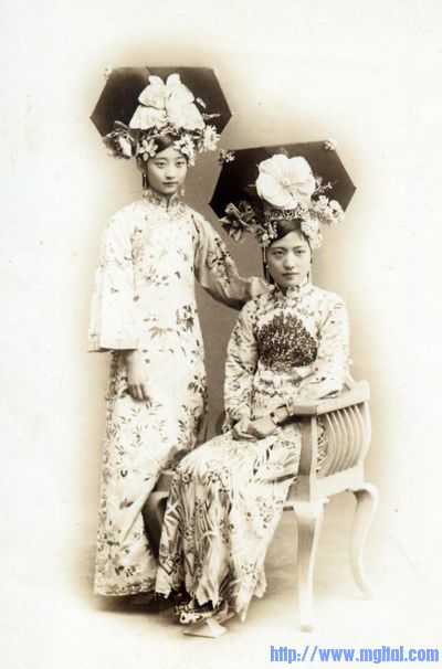 Manchu_noble_ladies_in_1900s.jpg