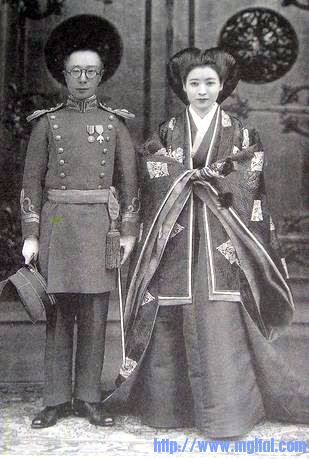 Aisin-Gioro_P��ji��_and_Lady_Hiro_Saga_1937_wedding_photo.jpg