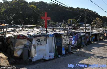 20121022_143407_afp_poverty_in_guryong.jpg